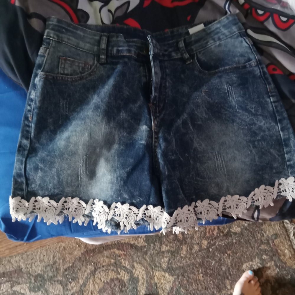 Shorts with lace around the hem